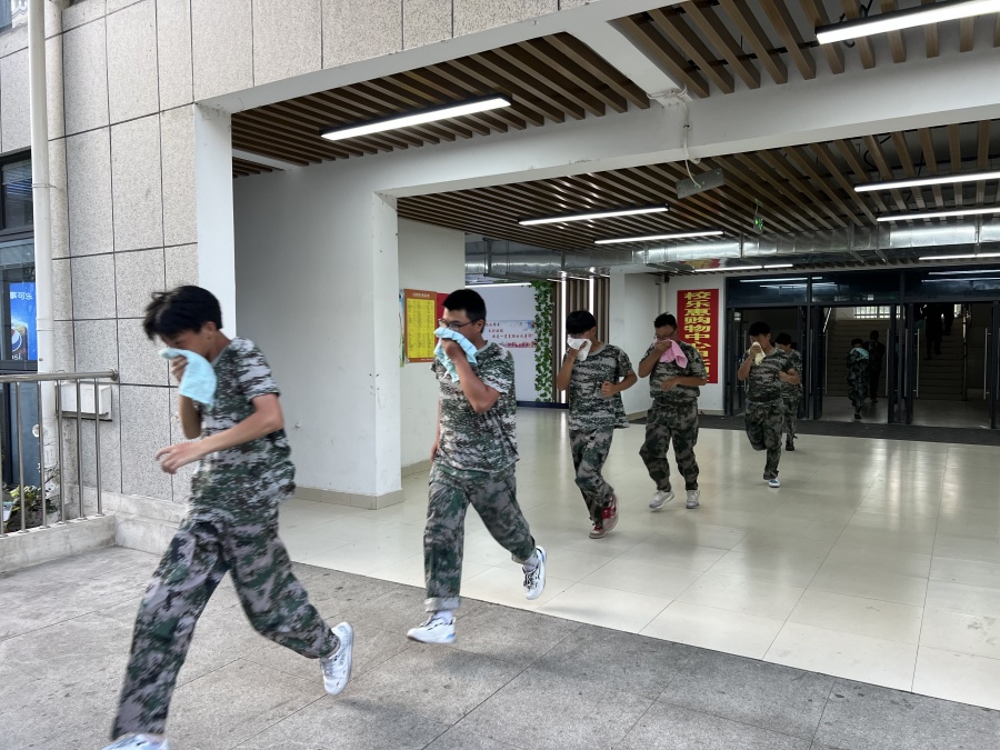 消防演練，學生從宿舍撤離.jpg